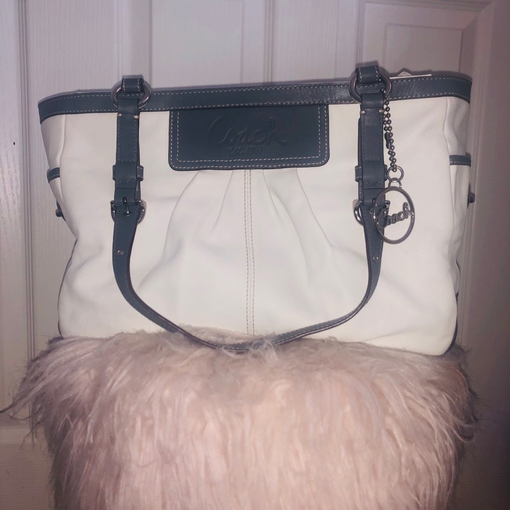 Coach No. A1072-F13759 White & Grey Leather Bag 💼